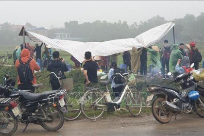 Người dân lại căng lều, chặn xe vào bãi rác Nam Sơn: Nguyên nhân do đâu?