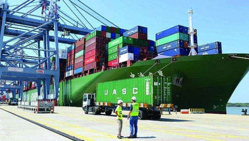 Sự kết nối yếu giữa cảng biển với đường bộ, đường sắt, đường không đang kéo lùi hiệu quả kinh tế và khiến chi phí logistics không thể giảm.