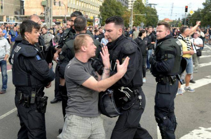 Đức: Đám đông mở 'tiệc corona', tấn công cảnh sát bằng mưa chai khi bị can thiệp