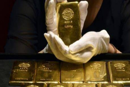 Đồng USD yếu đẩy giá vàng châu Á lên mức cao nhất trong gần 9 năm