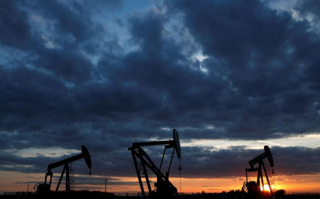 Giá dầu giảm khi kho dự trữ của Mỹ tăng mạnh