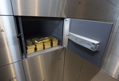 Bloomberg: Dòng tiền đang chảy từ cổ phiếu sang vàng
