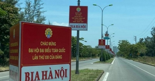 Tháo dỡ hàng loạt pano 'phản cảm' của Bia Hà Nội tuyên truyền Đại hội Đảng ở Cửa Lò