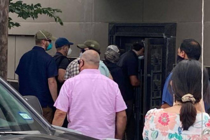Nhóm người bí ẩn xuất hiện ở cửa sau lãnh sự quán Trung Quốc tại Houston