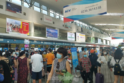 Khách du lịch đổ dồn về sân bay Đà Nẵng trước giờ giãn cách xã hội