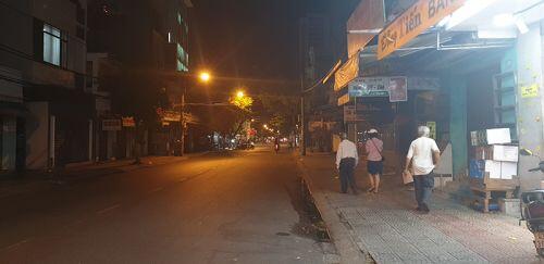 Đà Nẵng: Cán bộ phường xuyên đêm tuyên truyền người dân khu phong tỏa