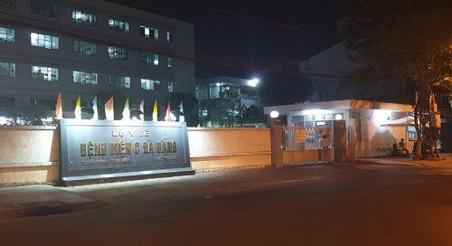 Đà Nẵng: Cán bộ phường xuyên đêm tuyên truyền người dân khu phong tỏa