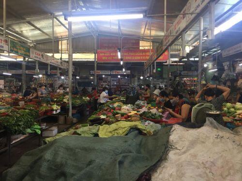 Ngày đầu giãn cách xã hội tại Đà Nẵng: Hàng hoá dồi dào, tiểu thương không "ép giá"
