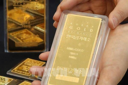 Giá vàng châu Á ghi nhận tháng tăng mạnh nhất trong tám năm rưỡi