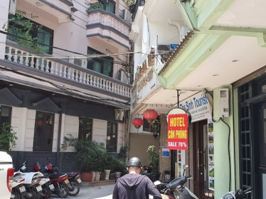 Treo biển giảm giá 70% phố khách sạn từng sầm uất nhất Hà Nội vẫn ế