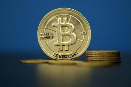 Giá Bitcoin tăng vọt lên gần 12.000 USD