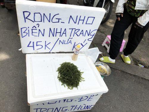 Thực phẩm 'nhà giàu' tràn ra vỉa hè với giá rẻ bèo