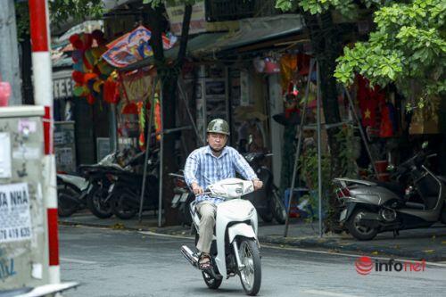 Hà Nội: Nhiều người ra đường không khẩu trang, chính quyền chỉ nhắc nhở, không phạt được