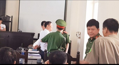 Luật sư bị cưỡng chế đưa ra ngoài phiên tòa, lãnh đạo TAND tỉnh Bắc Kạn nói đang họp lại để đánh giá vụ việc
