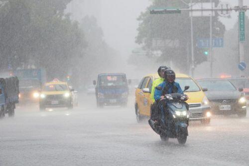 Ảnh: Siêu bão Hagupit đổ bộ Trung Quốc giữa lúc lũ lụt ở đỉnh