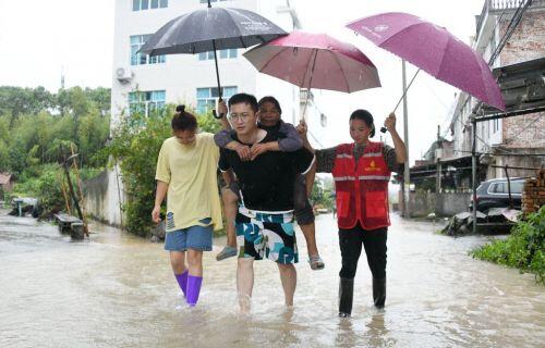 Ảnh: Siêu bão Hagupit đổ bộ Trung Quốc giữa lúc lũ lụt ở đỉnh