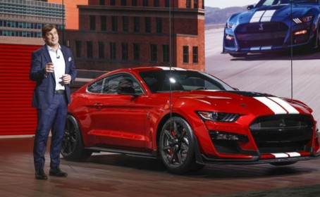 Tại sao Ford lại “thay tướng”?