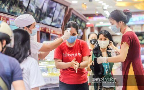 Giá vàng tăng phi mã, các cửa hàng ở Hà Nội nhộn nhịp người mua bán