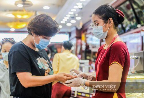 Giá vàng tăng phi mã, các cửa hàng ở Hà Nội nhộn nhịp người mua bán
