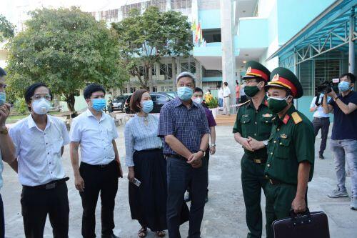 Bộ Y tế chuyển hàng chục tấn dụng cụ y tế chống dịch COVID-19 về Đà Nẵng