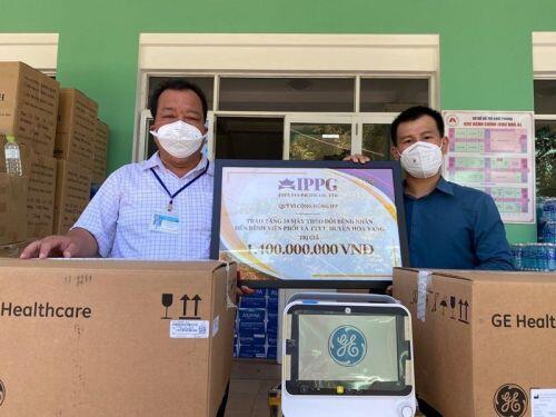 Ông Johnathn Hạnh Nguyễn trao tặng 2 bệnh viện Đà Nẵng 10 máy theo dõi bệnh nhân