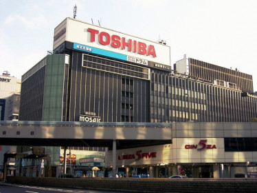 Toshiba bán cổ phần cho Sharp, ngừng kinh doanh máy tính xách tay