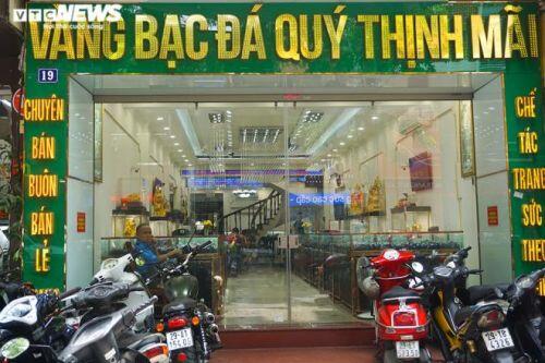 Nửa ngày giá vàng giảm sốc 3 triệu đồng/lượng, phố vàng Hà Nội vắng tanh
