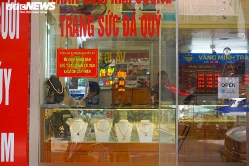 Nửa ngày giá vàng giảm sốc 3 triệu đồng/lượng, phố vàng Hà Nội vắng tanh