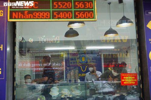 Nửa ngày giá vàng giảm sốc 3 triệu đồng/lượng, phố vàng Hà Nội vắng tanh