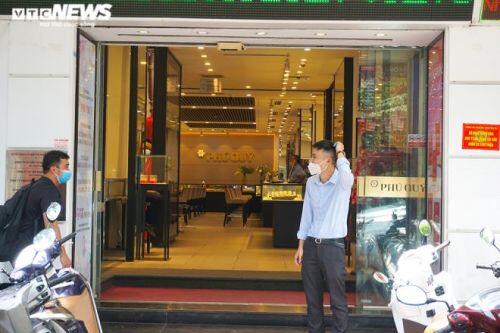 Nửa ngày giá vàng giảm sốc 3 triệu đồng/lượng, phố vàng Hà Nội vắng tanh