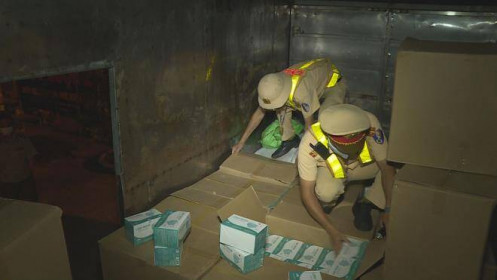 CSGT phát hiện vụ vận chuyển hơn 67.000 chiếc khẩu trang y tế không rõ nguồn gốc