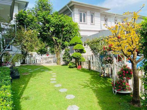 Căn biệt thự có khu vườn “hoa nở suốt 4 mùa” đẹp tuyệt ở Sài Gòn
