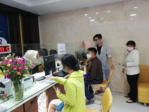 Giá vàng đảo điên: sáng bán khi giá xuống, chiều đội mưa đi mua khi giá lên