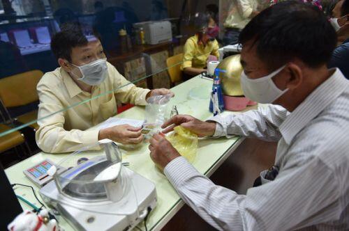 Giá vàng đảo điên: sáng bán khi giá xuống, chiều đội mưa đi mua khi giá lên