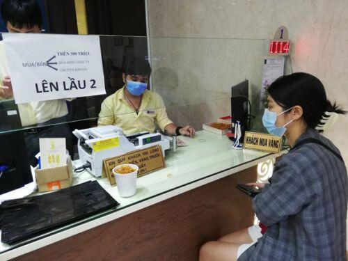 Giá vàng đảo điên: sáng bán khi giá xuống, chiều đội mưa đi mua khi giá lên