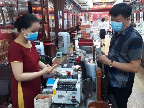 Giá vàng đảo điên: sáng bán khi giá xuống, chiều đội mưa đi mua khi giá lên