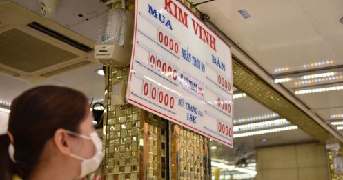 Giá vàng đảo điên: sáng bán khi giá xuống, chiều đội mưa đi mua khi giá lên