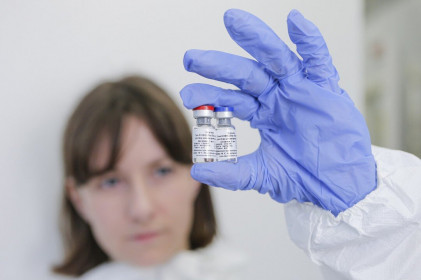 Hàng vạn người sắp tiêm thử vắc xin Covid-19 của Nga