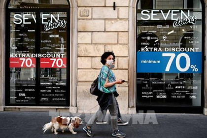 Italy đóng cửa các hộp đêm, bắt buộc đeo khẩu trang nơi công cộng