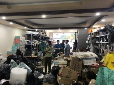 Lào Cai: Tạm giữ lô hàng hơn 5.000 sản phẩm quần áo, mỹ phẩm, đồng hồ có dấu hiệu vi phạm