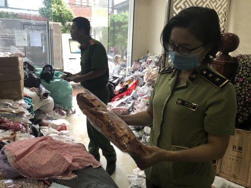 Lào Cai: Tạm giữ lô hàng hơn 5.000 sản phẩm quần áo, mỹ phẩm, đồng hồ có dấu hiệu vi phạm