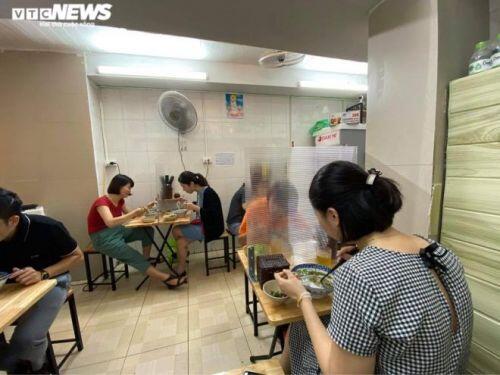 Ngày đầu hàng quán Hà Nội thực hiện giãn cách: Vẫn lơ là chống dịch