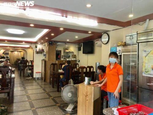 Ngày đầu hàng quán Hà Nội thực hiện giãn cách: Vẫn lơ là chống dịch