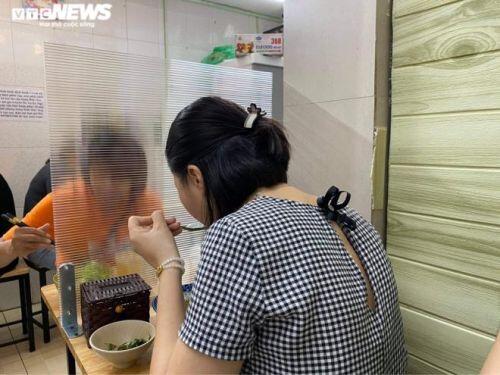 Ngày đầu hàng quán Hà Nội thực hiện giãn cách: Vẫn lơ là chống dịch