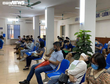 Người thất nghiệp do dịch tăng cao, trung tâm dịch vụ việc làm Hà Nội đông nghẹt