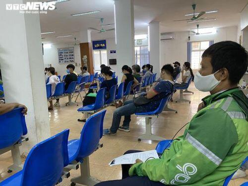 Người thất nghiệp do dịch tăng cao, trung tâm dịch vụ việc làm Hà Nội đông nghẹt
