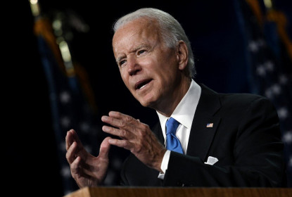Ông Biden nói Tổng thống Trump bỏ mặc nước Mỹ cho đại dịch Covid-19 tàn phá