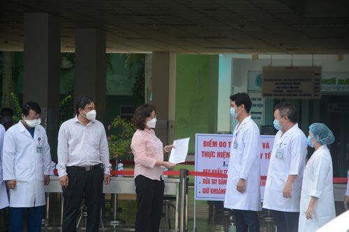 Bệnh viện Đà Nẵng dỡ cách ly sau gần 1 tháng, y bác sĩ vỡ òa niềm vui