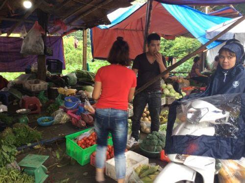 Hà Nội: Giá thịt lợn giảm, rau xanh tăng “chóng mặt” vì mưa