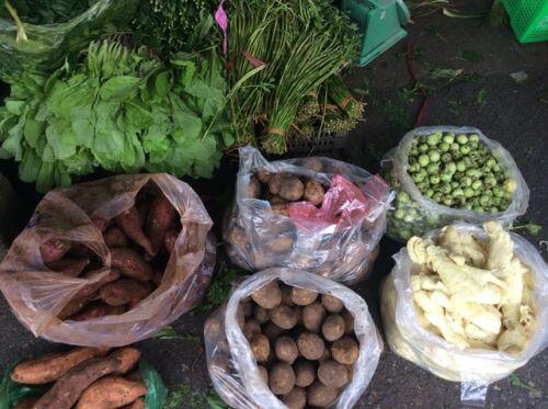 Hà Nội: Giá thịt lợn giảm, rau xanh tăng “chóng mặt” vì mưa